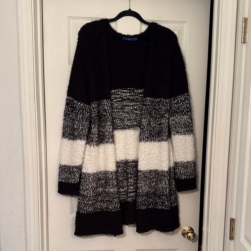 Kohls Apt. 9 Black and White Women's fuzzy Cardigan NWOT Polyester and acrylic